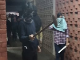 Masked Woman In JNU Video Suspected To Be From Delhi University: Sources Masked Woman In JNU Video Suspected To Be From Delhi University: Sources