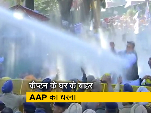 मंहगी बिजली को लेकर पंजाब में सीएम आवास के बाहर AAP ने किया प्रदर्शन