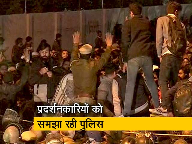 दिल्ली पुलिस के अधिकारी प्रदर्शनकारियों को समझाने की कर रहे कोशिश