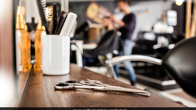 Ensure that the salon staffuses fresh disposable capes, towels, bedsheets and robes