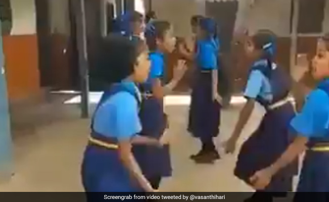 स्कूली छात्राओं ने डांस करते हुए याद किया 3 का पहाड़ा, Viral Video देख लोगों ने ऐसे किया रिएक्ट