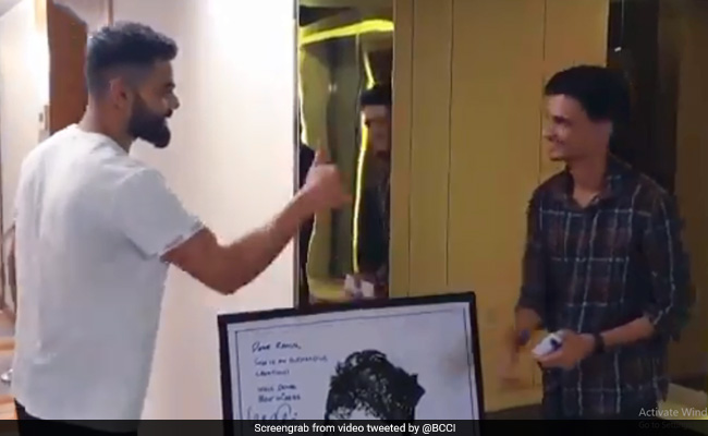 Video: फैन ने पुराने मोबाइलों से बनाई विराट कोहली की तस्वीर, तो देखकर कुछ ऐसा था उनका रिएक्शन
