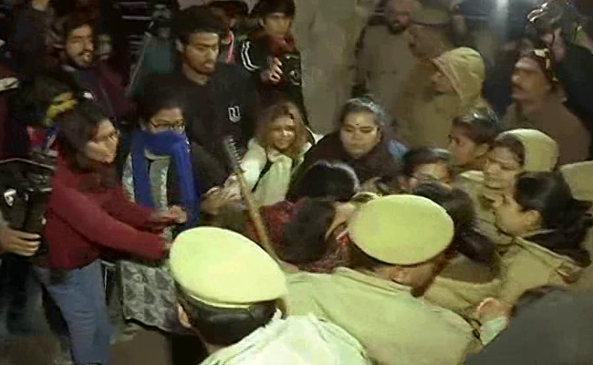 Delhi Police Takes Protesting JNU Students, Teachers To Meet Education Ministry Officials