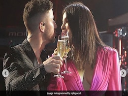 प्रियंका चोपड़ा और निक जोनास ने रोमांटिक अंदाज में किया नए साल का स्वागत, Photo और Video हुए वायरल प्रियंका चोपड़ा और निक जोनास ने रोमांटिक अंदाज में किया नए साल का स्वागत, Photo और Video हुए वायरल