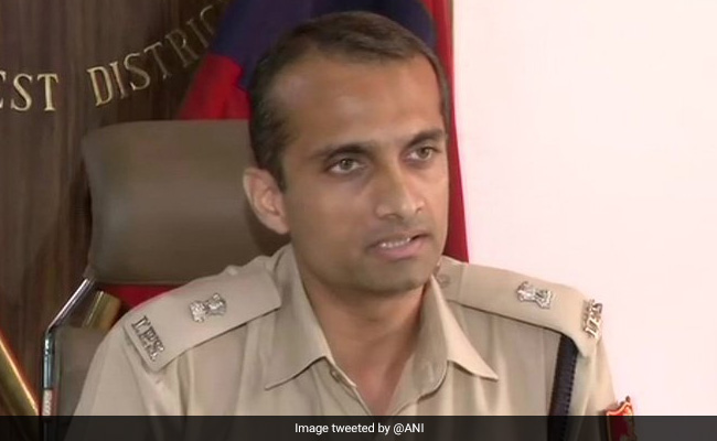 Woman Protesting JNU Attack Bites IPS Officer's Thumb In Delhi