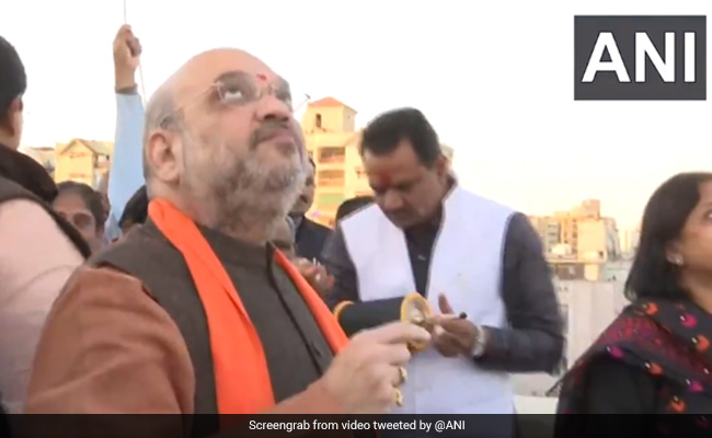 गृहमंत्री अमित शाह ने उत्तरायण के पर्व पर अहमदाबाद में उड़ाई पतंग, देखें वीडियो