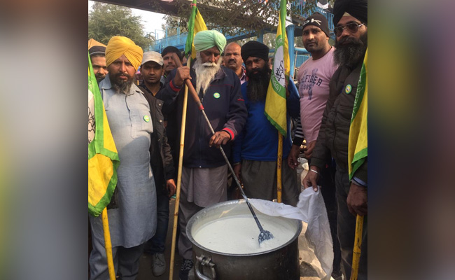 Sikh Farmers From Punjab Come To Cheer Shaheen Bagh Women, Cook Langar