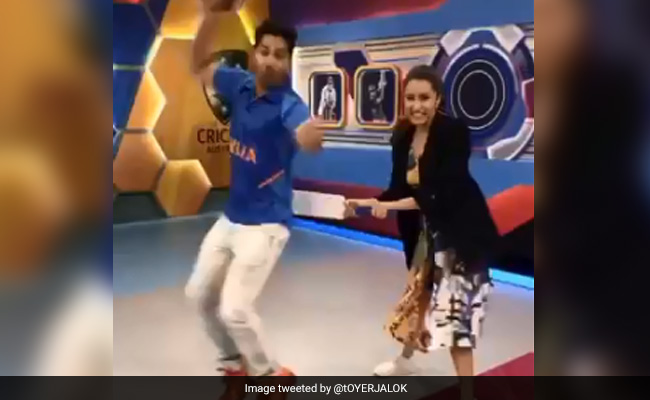 इंडिया- ऑस्ट्रेलिया मैच से पहले श्रद्धा कपूर ने वरुण धवन की बैट से यूं की पिटाई... देखें वायरल Video