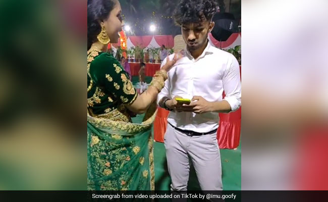 बहन ने भाई से पूछा - भइया मैं कैसी लग रही हूं? तो लड़के ने दिया मज़ेदार जवाब, बोला - छ के ऊपर...