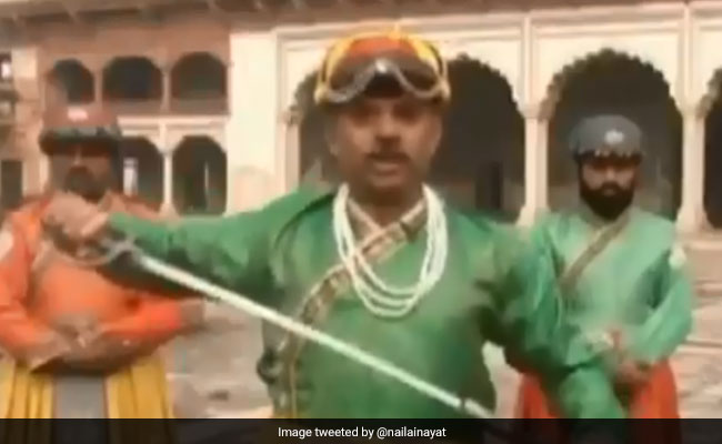 Pakistani News Anchor's Royal Getup, With Sword And Turban, Amuses Twitter