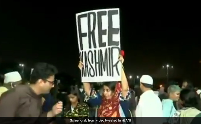 मुंबई: JNU हिंसा के खिलाफ प्रदर्शन में दिखा 'आजाद कश्मीर' का पोस्टर, मचा बवाल, पुलिस ने शुरू की जांच- देखें Video
