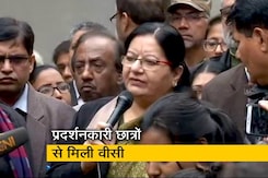 जामिया की VC नज्मा अख्तर के सामने छात्रों ने किया प्रदर्शन जामिया की VC नज्मा अख्तर के सामने छात्रों ने किया प्रदर्शन