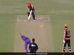 जबरदस्त स्टाइल में घूमकर विकेटकीपर के पीछे मारा छक्का, देखता रह गया गेंदबाज, देखें Viral Video जबरदस्त स्टाइल में घूमकर विकेटकीपर के पीछे मारा छक्का, देखता रह गया गेंदबाज, देखें Viral Video
