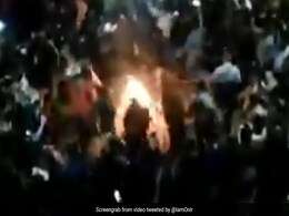 शाहीन बाग में यूं धूमधाम से मनाई गई लोहड़ी, तो बॉलीवुड डायरेक्टर बोले- यह संकट हमें एक साथ... शाहीन बाग में यूं धूमधाम से मनाई गई लोहड़ी, तो बॉलीवुड डायरेक्टर बोले- यह संकट हमें एक साथ...