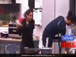 Bigg Boss 13: बिग बॉस में मधुरिमा ने पतीला मार-मारकर विशाल का किया बुरा हाल, देखें Video Bigg Boss 13: बिग बॉस में मधुरिमा ने पतीला मार-मारकर विशाल का किया बुरा हाल, देखें Video