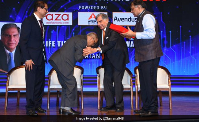 73 साल के नारायण मूर्ति ने लिया रतन टाटा के पैर छूकर आशीर्वाद, सोशल मीडिया पर हो रही जमकर तारीफ