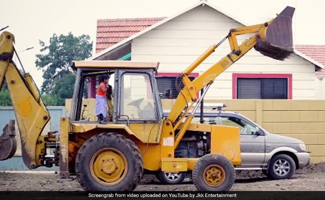कॉमेडियन छोटू दादा का पिटा गोलगप्पे का कारोबार, तो चढ़ गए JCB पर... वायरल हुआ Video