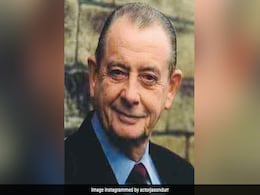 <i>Yes Minister</i> Actor Derek Fowlds Dies At 82 <i>Yes Minister</i> Actor Derek Fowlds Dies At 82