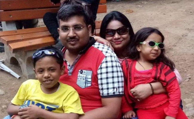 कार में सराफा व्यापारी, उसकी पत्नी और बेटी के शव मिले, बेटा गंभीर घायल