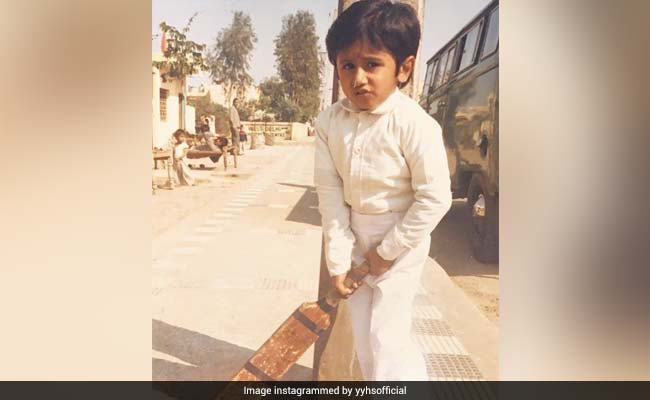 हाथ में बैट पकड़ा हुआ बच्चा आज है बॉलीवुड का बहुत बड़ा सुपरस्टार, पहचानो तो जानें- देखें Photo