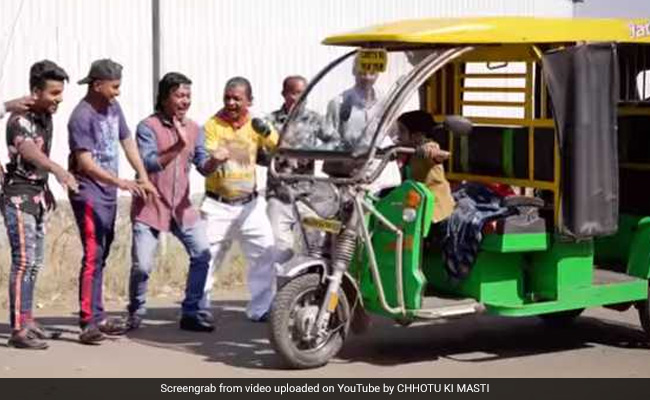 छोटू दादा की 'टम-टम' ने सड़क पर मचाया धमाल, बैठने के लिए लोगों की लगी लंबी कतार- देखें Video