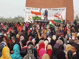 CAA Protest: लखनऊ में मशहूर शायर मुनव्वर राणा की धरने पर बैठीं बेटियों समेत ढेरों महिलाओं के खिलाफ दंगा करने का केस दर्ज CAA Protest: लखनऊ में मशहूर शायर मुनव्वर राणा की धरने पर बैठीं बेटियों समेत ढेरों महिलाओं के खिलाफ दंगा करने का केस दर्ज