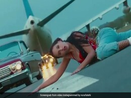 उड़ान भरने के लिए तैयार था प्लेन, रनवे पर ही डांस करने लगीं नोरा फतेही- देखें Video उड़ान भरने के लिए तैयार था प्लेन, रनवे पर ही डांस करने लगीं नोरा फतेही- देखें Video