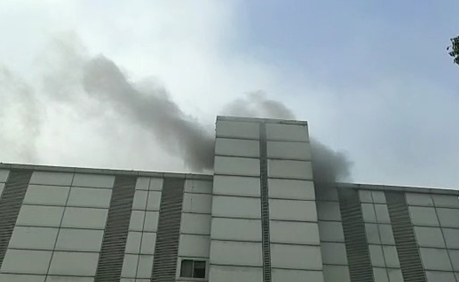 नोएडा: ESI अस्पताल के बेसमेंट मे लगी आग,  निदेशक सहित चार लोग बेहोश