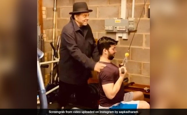 धर्मेंद्र का वीडियो हुआ वायरल, पोते करण देओल को जिम में ट्रेनिंग देते आए नजर- देखें Video