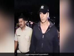 फोटोग्राफर्स को गच्चा देकर भाग खड़े हुए अक्षय कुमार, देखें मजेदार Video फोटोग्राफर्स को गच्चा देकर भाग खड़े हुए अक्षय कुमार, देखें मजेदार Video