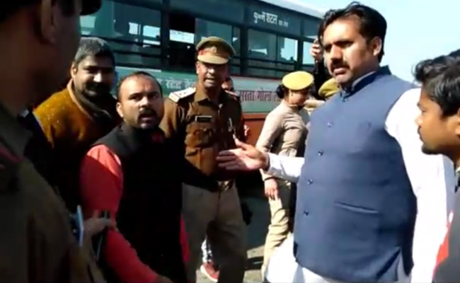 जेपी नड्डा के स्वागत के वक्त BJP कार्यकर्ता ने महिला सिपाही से की अश्लील हरकत, सरेआम दबंगई दिखाते आए नजर