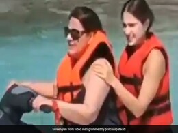 अमृता सिंह ने सारा अली खान को बैठाकर इस अंदाज में चलाई जेट स्की, Video हुआ वायरल अमृता सिंह ने सारा अली खान को बैठाकर इस अंदाज में चलाई जेट स्की, Video हुआ वायरल
