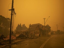 Australia Orders Mass Evacuation Of Fire-Ravaged Towns Before Heatwave Australia Orders Mass Evacuation Of Fire-Ravaged Towns Before Heatwave