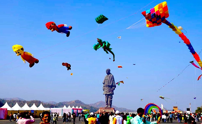 International Kite Festival: लाखों लोगों के व्यवसाय और आय का जरिया है यह पतंग महोत्सव