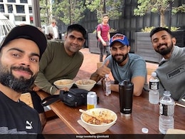 Virat Kohli ने जिम में मशक्कत के बाद Auckland पहुंची टीम के साथ यूं उठाया खाने का मजा... Virat Kohli ने जिम में मशक्कत के बाद Auckland पहुंची टीम के साथ यूं उठाया खाने का मजा...