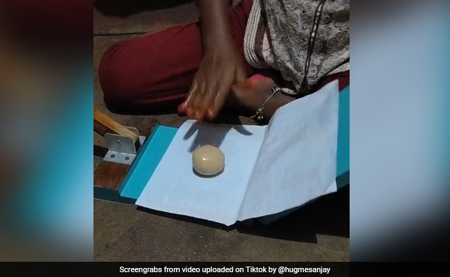 गोल रोटी बनाने का शानदार तरीका, लड़की ने झट से की तैयार, देखें TikTok Viral Video