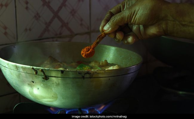 पेशाब, पीरियड्स का ब्लड और थूक मिलाकर 'मेड' ने घरवालों को महीनों तक खिलाया खाना, अब मिली ऐसी सजा