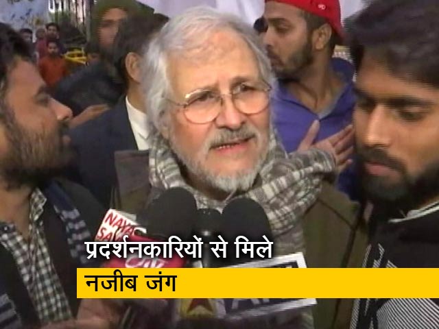 दिल्ली के पूर्व उपराज्यपाल नजीब जंग ने जामिया यूनिवर्सिटी के प्रदर्शनकारी छात्रों से की मुलाकात