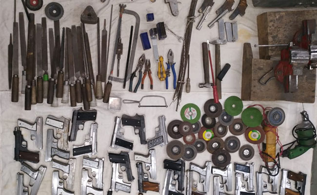 गाजियाबाद में अवैध हथियार निर्माण कारखाने का भंडाफोड़