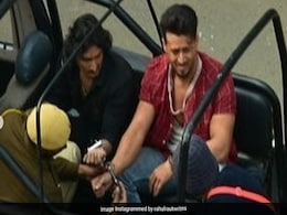 टाइगर श्रॉफ की Photo हुईं वायरल, हाथों में हथकड़ी के साथ पुलिस जीप में बैठे आए नजर टाइगर श्रॉफ की Photo हुईं वायरल, हाथों में हथकड़ी के साथ पुलिस जीप में बैठे आए नजर