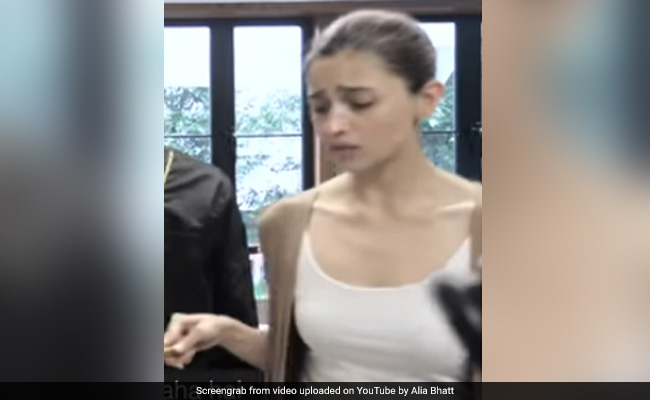 आलिया भट्ट बना रहीं थी साउथ इंडियन स्टाइल सब्जी तभी गर्म होने लगी राई तो डर के मारे हुआ बुरा हाल...देखें Video