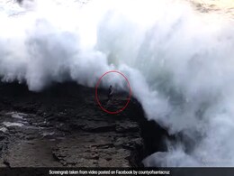समुद्र तट पर खड़ा था शख्स, आ गया विशाल लहर की चपेट में और फिर... देखें Viral Video समुद्र तट पर खड़ा था शख्स, आ गया विशाल लहर की चपेट में और फिर... देखें Viral Video