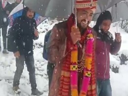 बर्फीली बारात: बर्फबारी से जमी हुई थी सड़कें तो दुल्हन के घर पहुंचने के लिए दूल्हे ने किया ये काम... बर्फीली बारात: बर्फबारी से जमी हुई थी सड़कें तो दुल्हन के घर पहुंचने के लिए दूल्हे ने किया ये काम...