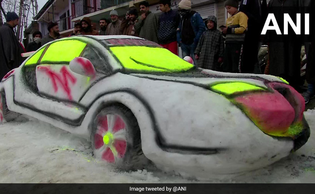 जम्मू-कश्मीर में युवक ने बर्फ से बनाई शानदार कार, देखें Viral Photos