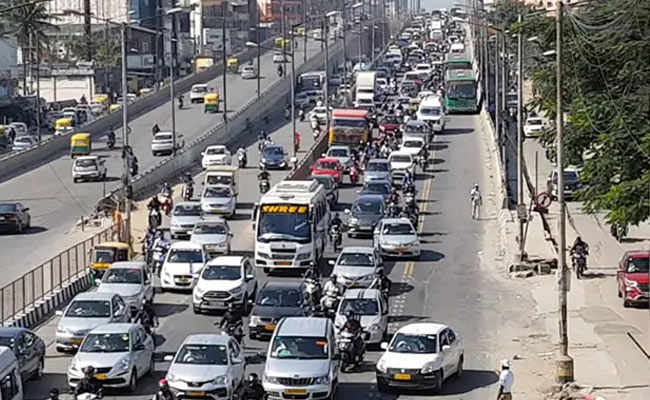गुजरात में दिवाली के दौरान ट्रैफिक नियमों का उल्लंघन करने पर नहीं लगेगा जुर्माना: सांघवी गुजरात में दिवाली के दौरान ट्रैफिक नियमों का उल्लंघन करने पर नहीं लगेगा जुर्माना: सांघवी