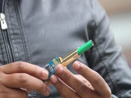 वाराणसी के लड़के ने बनाई 'लिपस्टिक गन', किसी ने छेड़ा तो बटन दबाते ही चल जाएगी गोली... देखें Video वाराणसी के लड़के ने बनाई 'लिपस्टिक गन', किसी ने छेड़ा तो बटन दबाते ही चल जाएगी गोली... देखें Video