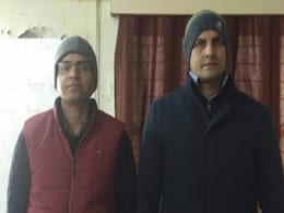 दोस्त को कुलपति बनवाने के लिए 'अमित शाह' बनकर राज्यपाल को फोन किया! विंग कमांडर गिरफ्तार दोस्त को कुलपति बनवाने के लिए 'अमित शाह' बनकर राज्यपाल को फोन किया! विंग कमांडर गिरफ्तार