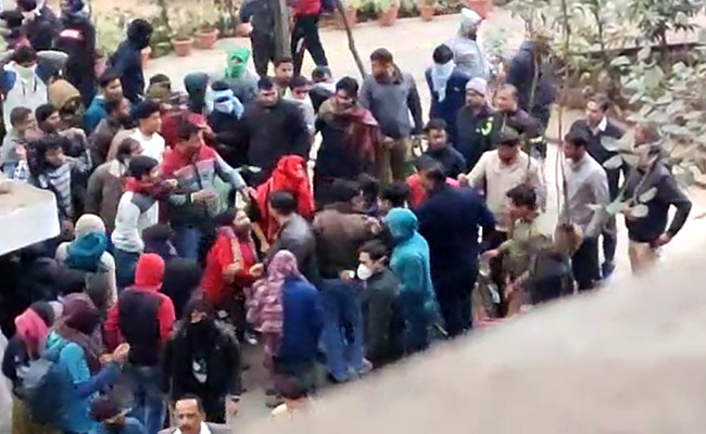 JNU हिंसा का एक और वीडियो सामने आया, हमले की तैयारी का है दृश्य