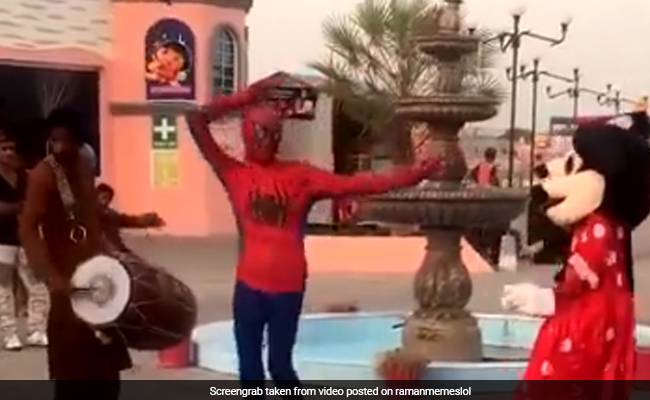 TikTok Viral Video: स्पाइडरमैन ने ढोल पर लगाए जबरदस्त ठुमके, लोग बोले- 'पाकिस्तान में कैसे जिंदगी जी रहा है...'