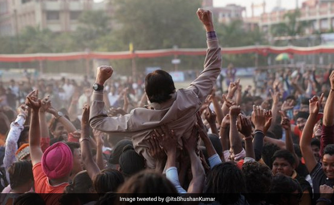 <i>Jhund</i> Teaser: Amitabh Bachchan Is All Set To Lead The Crowd, Sorry, 'Team'
